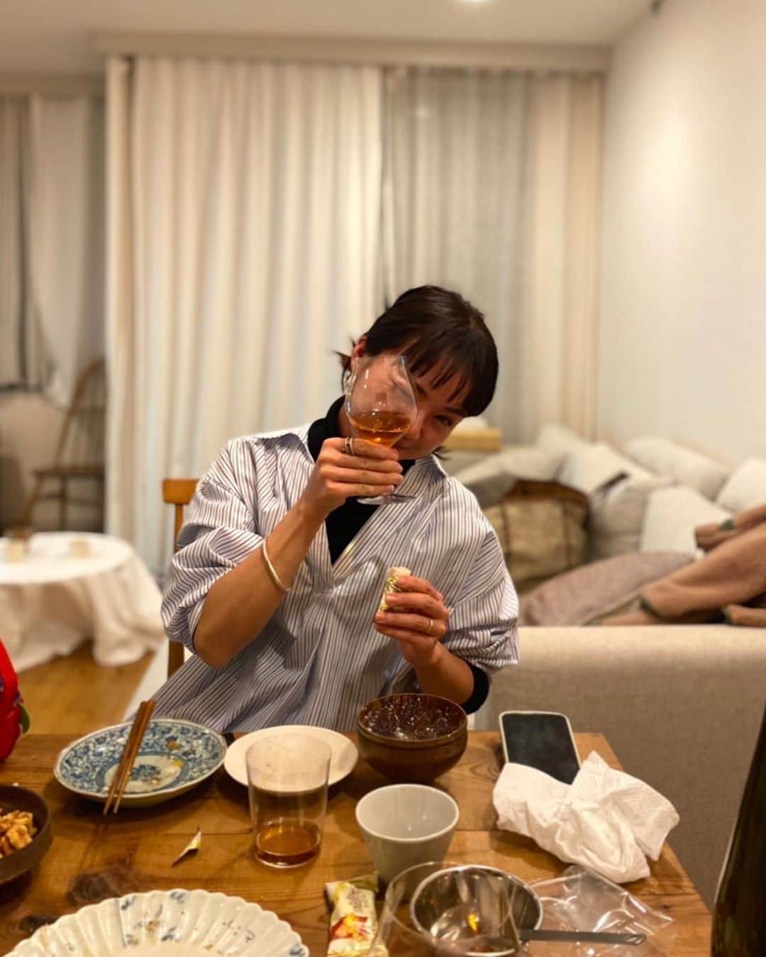 春名亜美さんのインスタグラム写真 - (春名亜美Instagram)「週末は… 楽しみに楽しみにしていた @mami_ishioka とのfamily会👨‍👩‍👦👨‍👩‍👦‍👦  #マミノメシ のフルコースを親子共々頂きまして。 (次男は正座で最後の一滴まで豆乳坦々うどんをすすってた😂写真6枚目) 幸せで大笑いな楽しすぎる夜を過ごしました😋  おまみの料理って、美味しい上に美しいから、本当食べてて「幸せやわぁ〜🥰」って心底思う。  おまみと出会って、38年間飲まなかったお酒の美味しさを少〜〜しだけど知りつつあります。  本当に美味しかった♡  そしてそして！！！ 今週末の4.5日、おまみたちと渋谷でフリマします👗🧥🥿 詳細はまた今夜にでもお知らせ致します❤️‍🔥」11月29日 16時23分 - amiharunaami