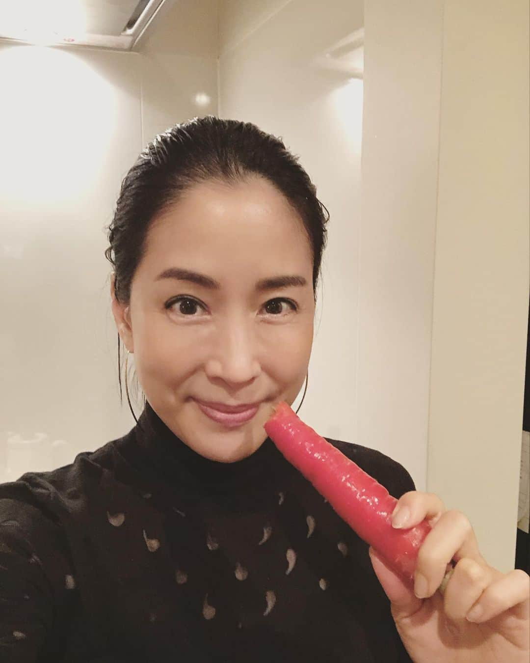 内田恭子さんのインスタグラム写真 - (内田恭子Instagram)「お友達から無農薬、減農薬の採れたて野菜がたくさん届きました。無農薬とは思えないほど美人さんの野菜です。夜ご飯の支度をしながら、とりあえず人参をそのままポリポリ。甘いのだ！野菜のご馳走。大きなかぶにテンション上がるボーイズ。 ありがとう❤️  #無農薬野菜 #減農薬野菜 #野菜のご馳走 #さすがです #早く会いたい #ありがとう #大きなかぶ #内田恭子 #kyokouchida」11月29日 16時59分 - kyoko.uchida.official