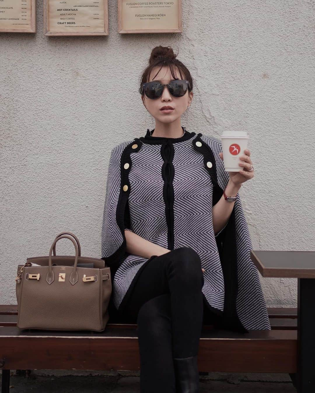 喜田彩子さんのインスタグラム写真 - (喜田彩子Instagram)「🕊🕊🕊  KNIT COAT... @chesty_official  BOTTOM... @uniqlo @uniqlo_ginza  BAG... @hermes   お問合せの多かったニットケープコート♡ さっと羽織るだけでサマになるし 他になくてとってもお気に入りです☕️＾＾✨  @chestystyle_official  #chesty #チェスティ #ayacoordinate #fashion #outfit #ootd #coordinate #패션 #오오티디 #데일리룩 #코디스타그램 #악세사리 #오늘뭐입지 #좋아요 #156センチコーデ #sサイズコーデ #秋コーデ #シンプルコーデ #ファッション #コーディネート #コーデ #ニットケープ #ケープ #コート #奥渋谷 #奥渋 #カフェ#cafe #tokyocafe #shibuya」11月29日 17時01分 - ayacokida