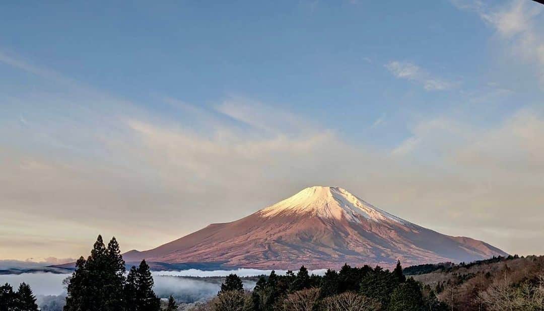 渡辺裕之のインスタグラム：「今朝の富士山 友より 真っ白な雲海 気温-6° #霊峰富士 #初冬 #雲海」