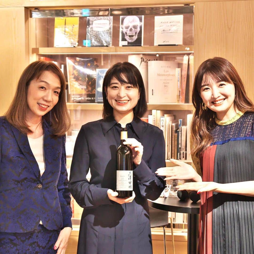 白石小百合さんのインスタグラム写真 - (白石小百合Instagram)「🍷☺️💕 ワイン×香りのトークショーありがとうございました！！✨  日本の美しさをワインで表現する彩奈さん、そして私は日本の美しさを香りで表現した香水というという点において、共に繊細な香りを追求するなど共通点も多く、またストーリーから作る香水に対してエレメントから引き出す作り方をする相違点にも気づき、学びとなる対話でした。  グレイスワイン醸造家の彩奈さんはブドウにおはようって挨拶するそうなのですが、研究者の方が葡萄は音よりも"香り"に反応していると仰っていたというエピソードが印象的で、いつかブドウそのものの香りを体感、できれば採取したいなぁという話にも。  2枚目 彩奈さんが説明する時にとる ブドウがキュッ💜っていうポーズが大好きで…にやけてしまいます💕笑　年齢的にはお姉さんなのですが、ピュアな感性に心洗われる真摯な女性です。そんな方に Whitteをご愛用いただけて嬉しい😭  世界最大のワインコンクールで日本で初めて金賞を受賞され続けたキュヴェ三澤を過去のものとして、よい意味で甲州らしくない新しい味わいに挑戦された新作ワイン"三澤甲州"の物語を聞かせていただき、ものづくりについて考えさせられました。  これまで 、食✖️香りのマリアージュなどのクローズドイベントをしたり、神の雫の樹林姉弟と一緒にシャンパンの香りを調香したりしてきましたが、まだまだ日本は香水を楽しむ場が少ないと感じています。ワインは香りから語られる飲み物で、愛好家も多く、香水もワインのような文化の盛り上がりが日本で（盛り上がっているかもしれませんが、もっと！！）浸透してほしいと思っています🔥  どうしても語り出すと長くなってしまいますが、どうかこれからも、香りの物語を紡ぎ美しい調和を見つける長い旅に、お付き合いいただければ幸いです💎  お聞きいただいた方々から香りに関心をお寄せくださり嬉しかったです…素敵な機会をありがとうございました☺️  アーカイブについてはこちらにまた追記してお知らせいたします。  #wine #fragrance #talkshow #winelover #winemaker #japanesewine #三澤甲州 #グレイスワイン #GRACEWINE #甲州ワイン #日本ワイン #フレグランスデザイナー #Whitte #ワイン醸造家  #香り #香りのある暮らし #香りのある生活 #香りの力 #somarta」11月29日 17時06分 - sayurishirais