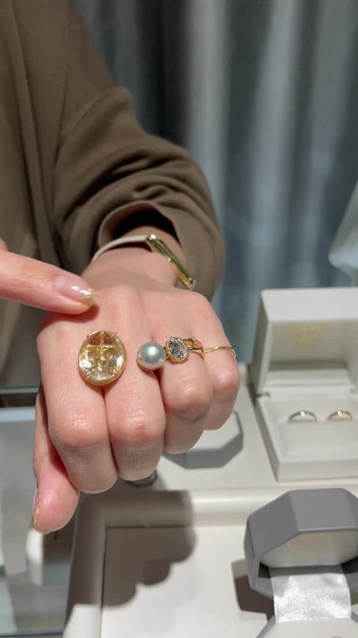 のインスタグラム：「【 One n’ Only 】Collection  ・色石を使ったシリーズのご紹介　 ・伊勢丹pop up (12/8(水)〜)の新作の一部ご紹介 ・New Jewelry TOKYO(12/3(金)〜） ブライダルコレクションのお披露目一部ご紹介 ・ピアスのご紹介 ・2021 Limited Shop スケジュール   ＿＿＿＿＿＿＿＿＿＿＿＿＿＿＿＿＿＿＿＿＿  【 2021 Limited Shop スケジュール 】  ◇12/1(金)〜3(日) New Jewelry TOKYO 2021　 ◇ SPIRAL (表参道) ＿＿＿＿＿＿＿＿＿＿＿  ◇12/8日(水)〜14日(火) ◇伊勢丹新宿本店 1F ＿＿＿＿＿＿＿＿＿＿＿  ◇12/15(水)〜25(土)　  ◇JR名古屋タカシマヤ ＿＿＿＿＿＿＿＿＿＿＿  【 Shelby AKI Flagship Shop 】  ◇東京都港区南青山3-15-4 ◇03-6804-6658 ◇12月　営業時間 11:00-19:00 ◇定休日 火曜日  ＊12/8(水)〜15日(水) ISETAN POP UP期間＋1day：臨時休業  ＊諸般の事情により、営業日・営業時間を変更させていただく場合がございます。 お手数ですが事前にSNSのプロフィール画面、Webサイト NEWS 等ご確認ください。」