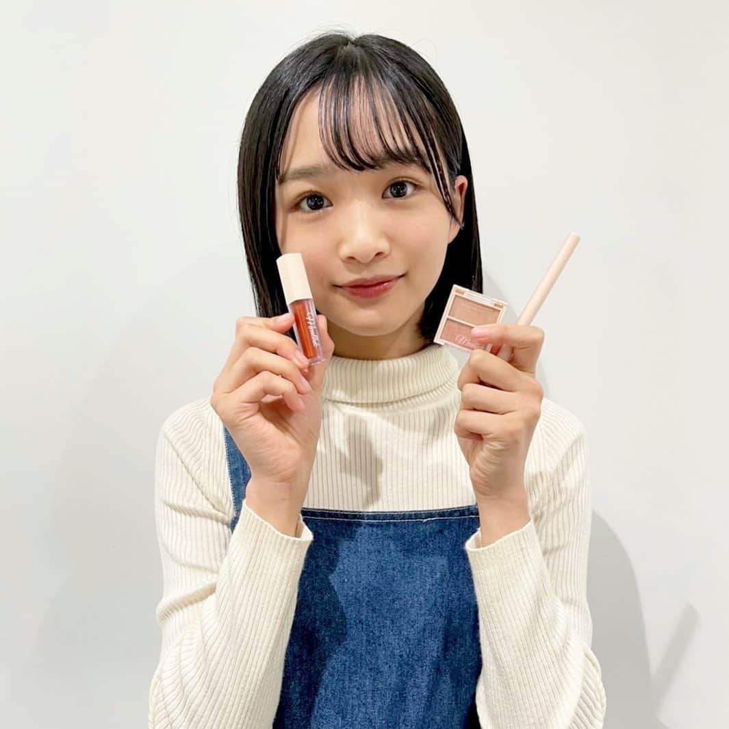 中山あやかのインスタグラム：「＊ あと少しで発売の ニコラ1月号の付録はめありちゃんとコラボした「meaIink」のクリスマスコフレ3点セットです！ アイシャドウ・リップティント・ラメライナーでとっても豪華です💖  アイシャドウはイエベブルベでも使いやすいカラーで目全体に重ねると統一感が出てオシャレにみえます！！  ラメライナーは濃いカラーなので目の際、アイライナーの代わりにも出来て可愛すぎる👼  リップは5点おきしてグラデーションにすると韓国っぽくなります~☺︎  1月号楽しみに待ってて下さいねー！🥰  #ニコラ#nicoIa#ニコモ#林芽亜里#ニコラ1月号ふろく#クリスマスコフレ #中山あやか」