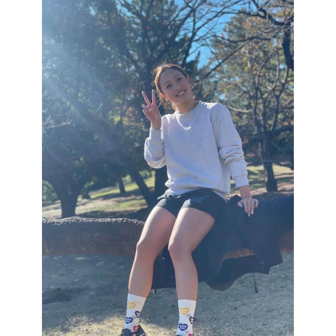 のインスタグラム：「. 公園で陸トレ後のオフショット📷🌳 この日天気良くて気持ちよかった☺️☀️」