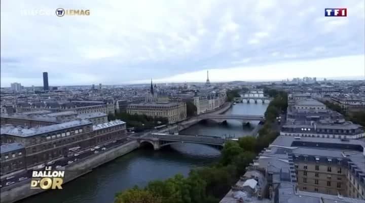 ディディエ・ドログバのインスタグラム：「@telefoot_tf1 de passage au théâtre du Châtelet pendant les répétitions de la 65eme cérémonie du bBallon d’or @francefootball ça donne ça…」