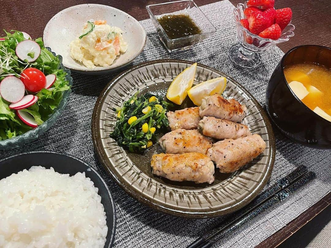 丸高愛実さんのインスタグラム写真 - (丸高愛実Instagram)「🍚💓 #いつの日かのごはん #牡蠣の肉巻き #ほうれん草とコーンのバター炒め #ポテトサラダ #もずく #サラダ #なめこと豆腐の味噌汁 #ごはん #いちご #丸高ごはん」11月29日 17時51分 - marutakamanami