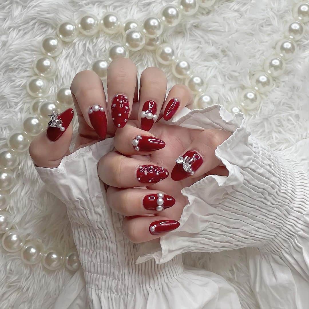 宇井真白のインスタグラム：「.  New nail🤍  #nails #キルティングネイル #クリスマスネイル」