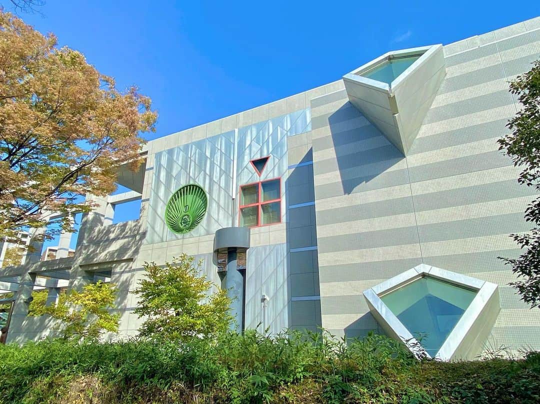 南雲穂波さんのインスタグラム写真 - (南雲穂波Instagram)「#名古屋市美術館 ஐ #黒川紀章 設計の建物☻✨  建物も素敵ですが、館内の至る所にデザイナーズチェアが置いてあって色々座れるのも楽しいです💺 展示室の扉の上に雲みたいなマークがあるんですが何を意味するのか分からず☁️知っている方いませんか？  学生時代は#建築学科 で、設計は不得意でしたが模型作りは大の得意でした📐 何か生かせる場面はないものか.  #建築 #建築士 #東大建築 #メーテレ #名古屋テレビ #アナウンサー #名古屋 #nagoya #南雲穂波 #なぐもぐもぐ」11月29日 18時11分 - honami_nagumo_nbn
