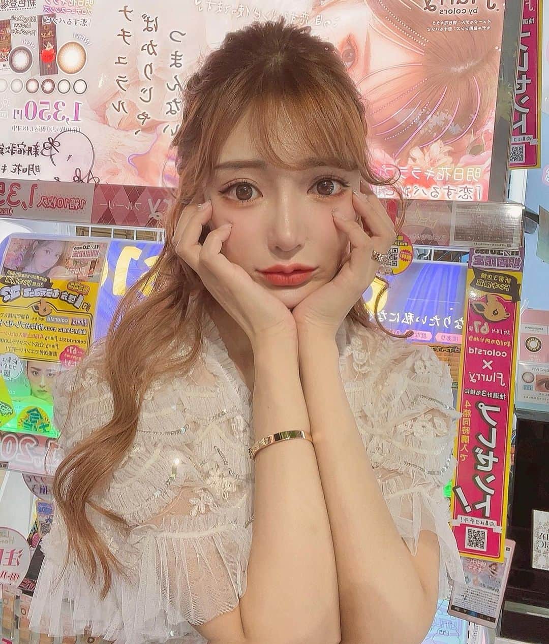明日花キララのインスタグラム：「歌舞伎町ドン・キホーテさん 今月までのキャンペーンだよ🦌🤎 外の大きな看板にゲリラでサイン書きに行きました👼🏻」