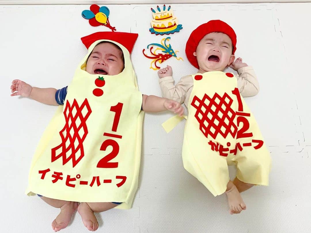 福野来夢のインスタグラム：「Half Birthday🧸❤️ 11月28日で生まれてから 6ヶ月が経ちました👶🏻 . ほんとあっという間すぎて、 新生児のふにゃふにゃ小さい赤ちゃんが恋しい🥺笑 あんなに抱っこマンだったのに 今では1人座りもできるようになり 一人遊びしてくれるようになって、それと同時にいたずらも覚えてきて目が離せない日々がまだまだ続きますが、👶🏻の成長に感動する毎日です😭😭 ぺろりんが追いかけ回される日も近い🐶笑 . こないだは同じ5月生まれのお友達と合同Half Birthday Partyしたよん🎂 定番だけどずっとやりたかったやつ！キューピーハーフ🥦❤️ はい。見ての通り2人ともギャン泣き爆 本人達はケーキも食べれないし私たちの自己満足に付き合わせてごめんね😇笑 これからも元気に泣いて笑ってすくすく成長してね✨ . 生まれた時は私の要素が全くないー！！なんて言ってたんだけど、少しずつ私にも似てきて生後6ヶ月の私の寝顔（4枚目）と似てる👶🏻❤️ 特に眉毛と口がね笑 . #halfbirthday #babyboy #キューピーハーフ  #生後6ヶ月  #令和3年5月ベビー」