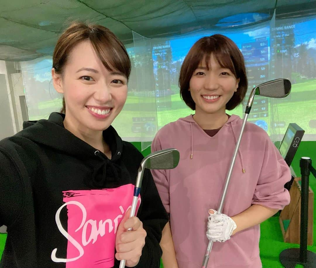 大西遥香のインスタグラム：「. 今日は屋内シミュレーション練習場へ⛳️🏌️‍♀️  れいあちゃんもゴルフデビューしました😳👏✨  ゴルフ仲間増えて嬉しい🥺💗  #ゴルフ #ゴルフ女子 #室内練習場 #シミュレーションゴルフ  #写真の時だけマスク外してます #vertex #golf #sanrise」