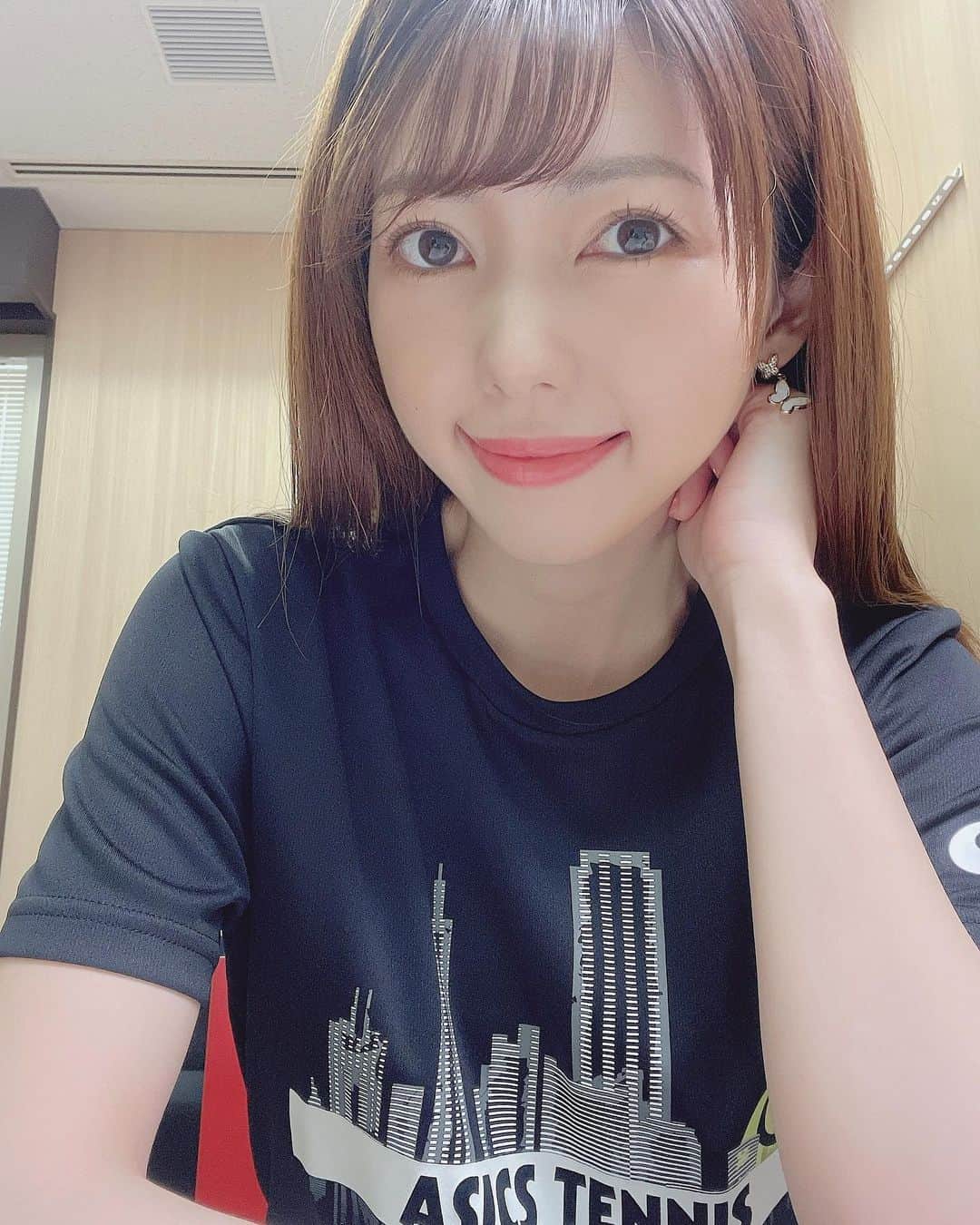 川又智菜美のインスタグラム：「こんばんは😊 ⁡ すっかり冬の寒さですね⛄️ 寒さにとっても弱いので、 家では湯たんぽを抱えて生活しています😂 ⁡ こんな寒さの中ですが今日の『週刊テニスNAVI』の 衣装は真夏気分の半袖Tシャツ👕 寒さを吹き飛ばせーーー！！ という訳にもいかず、白湯を湯たんぽ代わりにしつつ 身体の中からもあたためています笑 ⁡ 皆さま今週もよろしくお願いします💛 ⁡ 👕 @asics_japan  ⁡ #冬 #WOWOW #テニス」