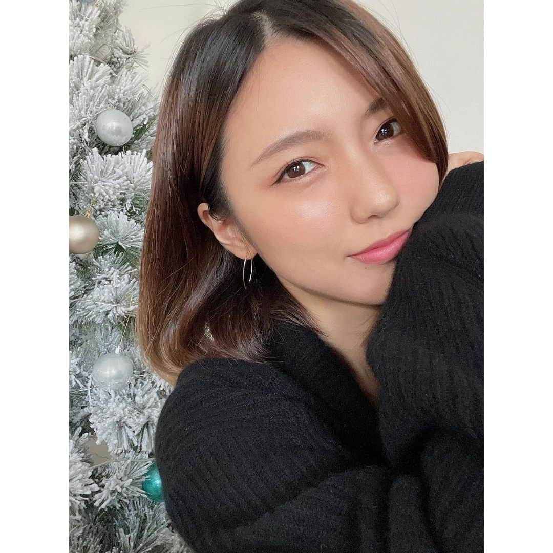 真野恵里菜さんのインスタグラム写真 - (真野恵里菜Instagram)「5年半前にインスタを始めて これが1000投稿目🤗 いつもいいねやコメントをくれる皆さん 本当にありがとうございます！！ いただいたコメントはいつもしっかり読んでます💓 . . 一昨日は突然のインスタライブ ありがとうございました🤗 おかげさまで連載の原稿を書くのが捗りました！！笑 . . この写真は連載用に クリスマスコフレを使ってメイクをした時の！ なんのクリスマスコフレを購入したのかは 連載がUPされたらお知らせするのでそちらをお楽しみに😉 . . 次のインスタライブは 本当に餃子を包むインスタライブになりそうですね😂🥟 そのときはちゃんとお知らせします！ ちなみにこの間のインスタライブ 最初はこの黒ニットでやろうと思ったんだけど 糸とかが気になるから水色にしたのに 結局、配信中にツリーの白いのがついて みんなからコメントで 付いてるよー！ 取れた！ まだ取れてない！ 本当に取れた！ ってなっちゃいました😂😂 またインスタライブやるとき一緒に楽しくお話しましょー🤗 #いつもありがとう」11月29日 18時37分 - erinamano_official