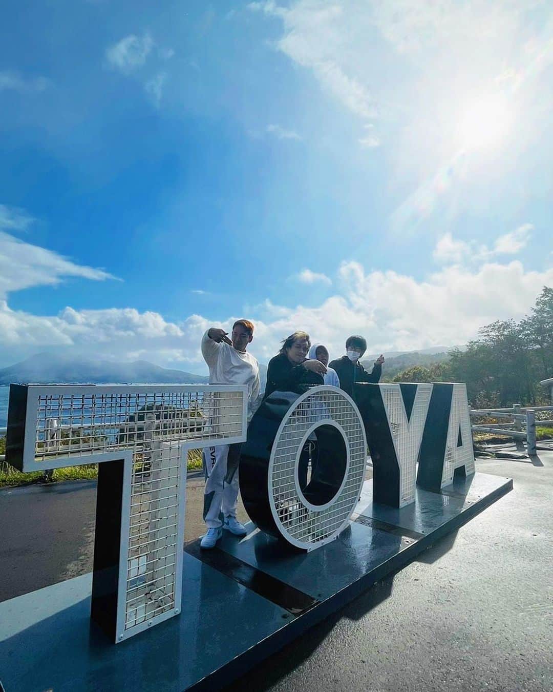 ☆SH!NR!☆のインスタグラム：「北海道旅行✈️俺的にはここの民泊が1番良かった😌  宿泊施設名 Lake Toya Private log house 住所 虻田郡洞爺湖町洞爺町349-55 一泊の料金 15000円~ お問い合わせ先 011-826-3460」
