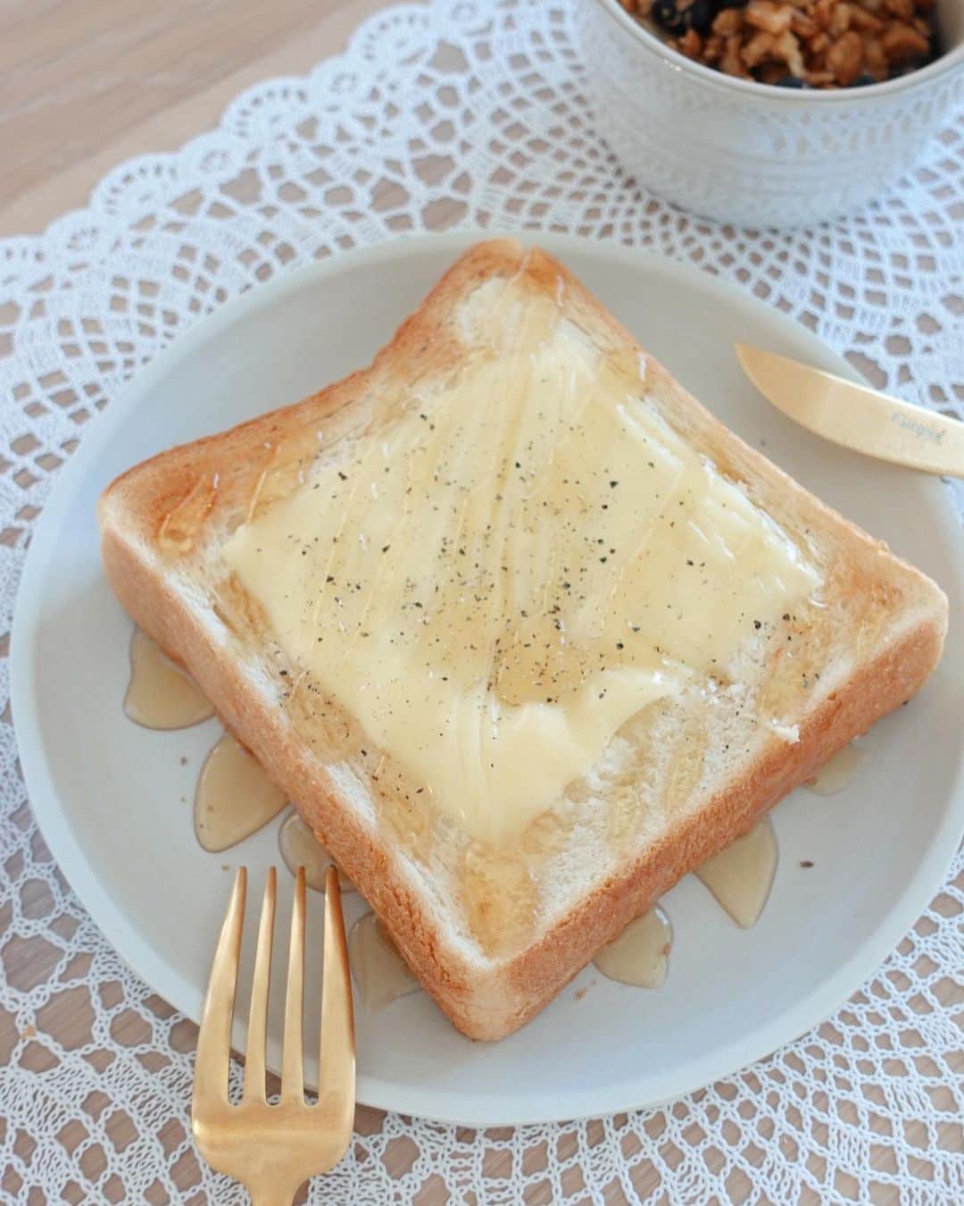 ほしのこさんのインスタグラム写真 - (ほしのこInstagram)「🍞簡単レシピ🍞 食パンにバターを塗って スライスチーズを乗せて トースターで焼いて…  蜂蜜とブラックペッパー かけて食べるだけのこれが 美味しいのよ🤤  #食パンレシピ#朝食#朝ごはんレシピ#朝ごはん#朝食レシピ#簡単レシピ  本日19時にYouTubeアップしますぅ！ 肩こりが酷くて酷くて… 思い切ってオフDayにした日のVlogだよぉ！  肩こりって病院に行って治るもんなの？ 切実に悩んでて😔 よかったら肩こりについてなにか教えてほしいですぅ…！  よかったらYouTubeも見てねぇ🥰  #YouTube#ほしのこch」11月29日 18時50分 - hoshinoko728