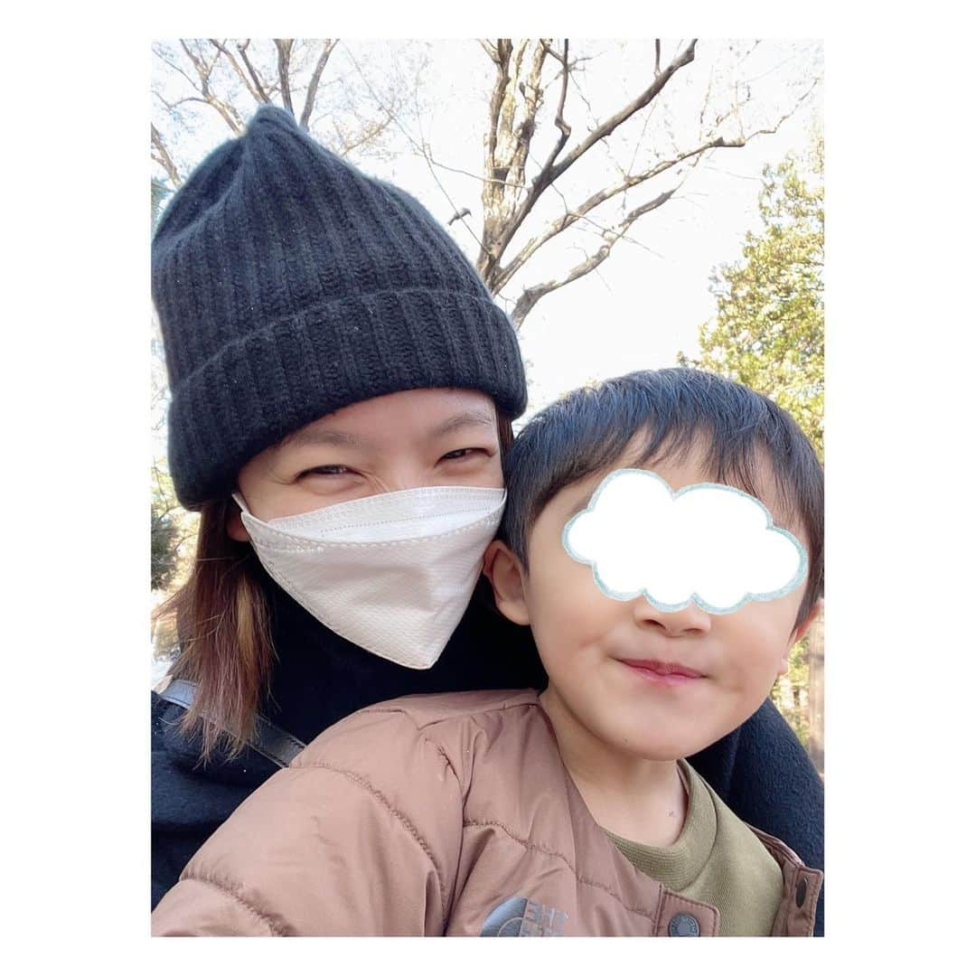 瀬奈じゅんさんのインスタグラム写真 - (瀬奈じゅんInstagram)「⁡ ⁡ 昨日は息子とデート。 またまた動物園。 ⁡ 動物園に向かう途中にパタゴニアのキッズショップがありましてね、本人の希望により、このふわふわくまちゃん帽を購入。 自分がこれ被ったらかわいいって……わかってる。 まんまと引っかかる母。 ⁡ そして帰り道、遊び倒して疲れたのか甘えてるのか……全然歩いてくれないんですけどーーー！！ ⁡ 久しぶりのデートにウキウキの母は、腰砕けそうになりながらもおんぶして帰りました。 ⁡ ……おんぶさせてもらえるのも今のうち。 させてもらえるうちにたくさんおんぶしときましょ！！ ⁡ ⁡ #4歳児 #井の頭自然文化園 #パタゴニア #デート #振り回される幸せ #腰砕けそうな幸せ #ポジティブ ‼︎」11月29日 19時02分 - junsena_official