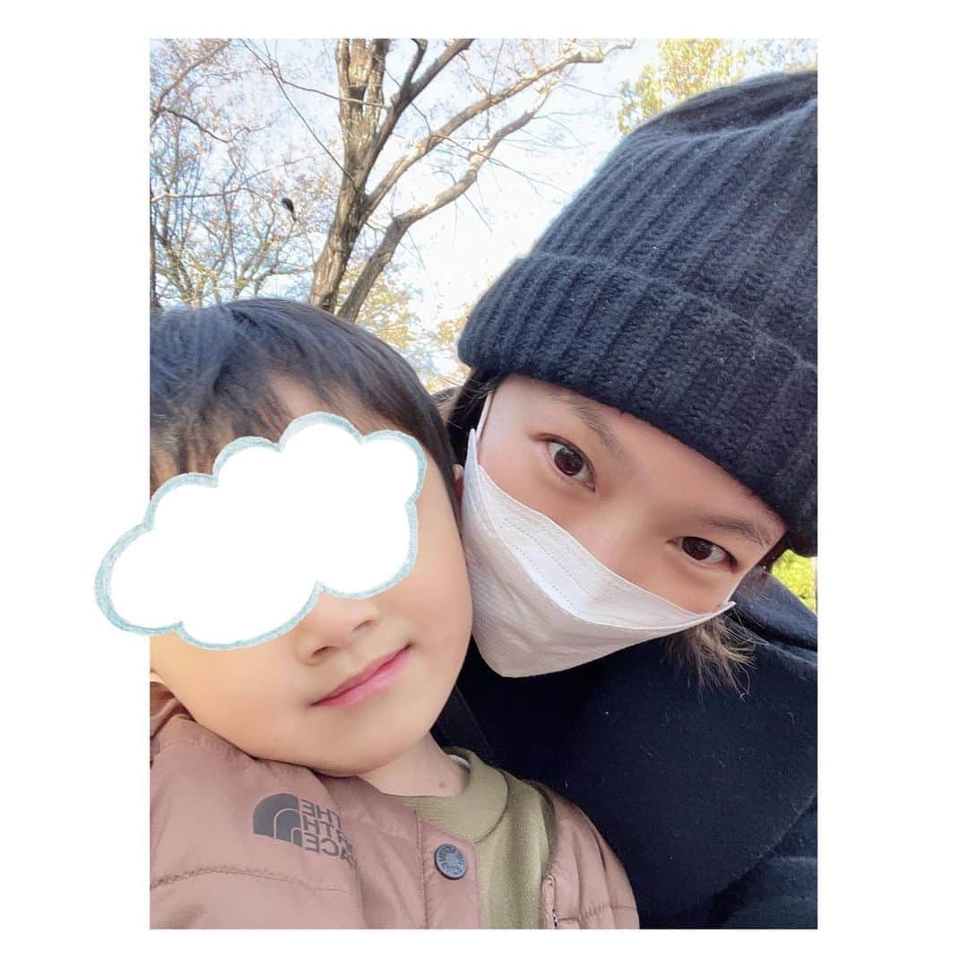 瀬奈じゅんさんのインスタグラム写真 - (瀬奈じゅんInstagram)「⁡ ⁡ 昨日は息子とデート。 またまた動物園。 ⁡ 動物園に向かう途中にパタゴニアのキッズショップがありましてね、本人の希望により、このふわふわくまちゃん帽を購入。 自分がこれ被ったらかわいいって……わかってる。 まんまと引っかかる母。 ⁡ そして帰り道、遊び倒して疲れたのか甘えてるのか……全然歩いてくれないんですけどーーー！！ ⁡ 久しぶりのデートにウキウキの母は、腰砕けそうになりながらもおんぶして帰りました。 ⁡ ……おんぶさせてもらえるのも今のうち。 させてもらえるうちにたくさんおんぶしときましょ！！ ⁡ ⁡ #4歳児 #井の頭自然文化園 #パタゴニア #デート #振り回される幸せ #腰砕けそうな幸せ #ポジティブ ‼︎」11月29日 19時02分 - junsena_official