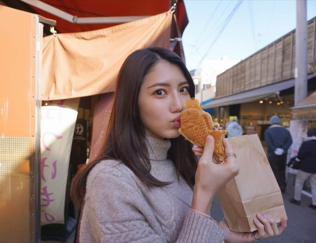 竹内佐織さんのインスタグラム写真 - (竹内佐織Instagram)「食べ物とのツーショットが一番盛れる🙆‍♀️💗 食べ物に恋✌🏻 . . . #ニット#タートルネック#ニットコーデ #食べスタグラム #食べ歩き #おちょぼ稲荷#おちょぼさん   #一眼レフ #一眼レフ初心者 #一眼レフ女子 #カメラ女子 #被写体 #撮影 #撮影データ #おちょぼさん#秋コーデ#東京#東京グルメ #竹内佐織#셀카#얼스타그램#좋아요#좋아요반사#소통#팔로우환영#오오티디#오늘의훈녀#いいね返し」11月29日 19時07分 - takeuchi_saori_official