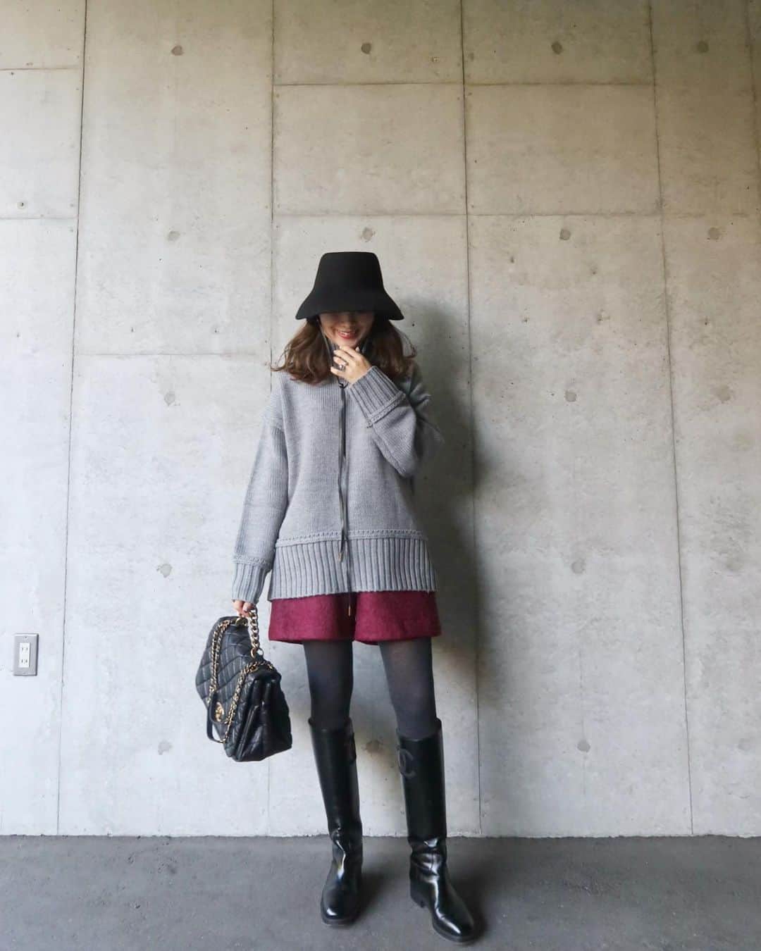 Mai Wakimizuのインスタグラム：「popup shop先行発売で大人気だったボリュームニットとウールショートパンツ♡今までなら絶対選ばないバーガンディカラー。今回初めて作ってみたけど、意外とモード感あって、でも差し色にもなって、個人的にとっても気に入ってる♡グレーとの相性良い！同素材のスカートも同時発売です＼(^o^)／ knit&pants:#linkable @linkable_official(来月2日発売予定)」