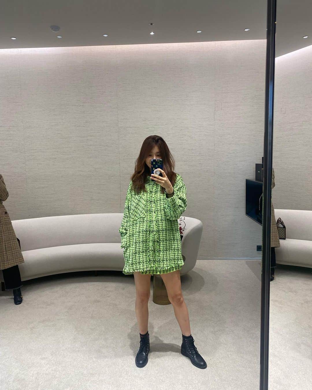 イ・ヨンウンのインスタグラム：「. 멋내느라 얼어죽.... 다리 매우 추웠...😌😌😌 마지막사진 @katie_leeeee 언니 깨알등자앙😍」