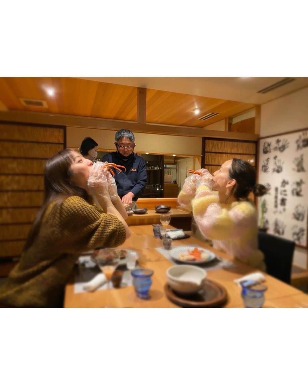 佐々木希さんのインスタグラム写真 - (佐々木希Instagram)「仲良しのれいかちゃんのお祝いで 鳥取の美味しい蟹を食べに、かに吉さんへ🦀 最後まで色んな食べ方で出してくださり、どの蟹も物凄く美味しくて、、、 また食べたいなぁ。 来年も絶対に行きたい！って思いました☺︎ 蟹が大好きなれいかちゃんも感動してました✨ かに吉さんは、私が初舞台で鳥取に行った際、キャストの皆さんと食べに行き感動したので、また来られて嬉しかったです！ 大将の山田さんはじめ、お店の皆さんも温かくて幸せな時間でした！  #かに吉 #鳥取」11月29日 19時24分 - nozomisasaki_official