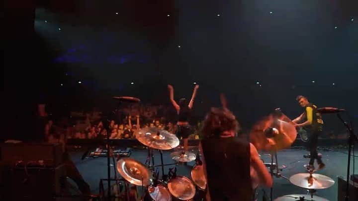 マギー・リンデマンのインスタグラム：「BIG thank you to my band @legacy3official !!! none of what happened on these shows would have been able to happen without y’all and the crazy energy y’all gave every night. the show would not have been the same without you guys. thank you @steinlesam and @geraldtennison for putting up with me every day and making each day fun and smooth. i know it’s not easy but you guys killed it. till next time!!🖤」