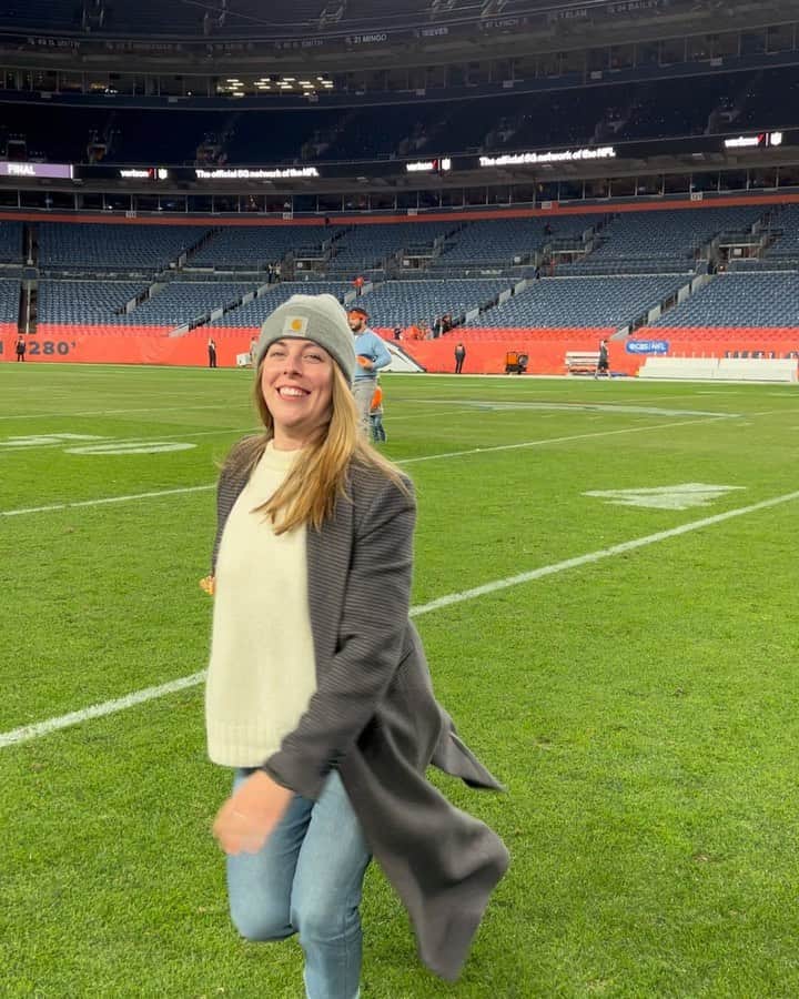 アシュリー・ワグナーのインスタグラム：「Getting to nail a sketchy little single axel on the actual field the @broncos play on was a plus. Thank you so much @bellzshmellz for making me the coolest girlfriend ever」