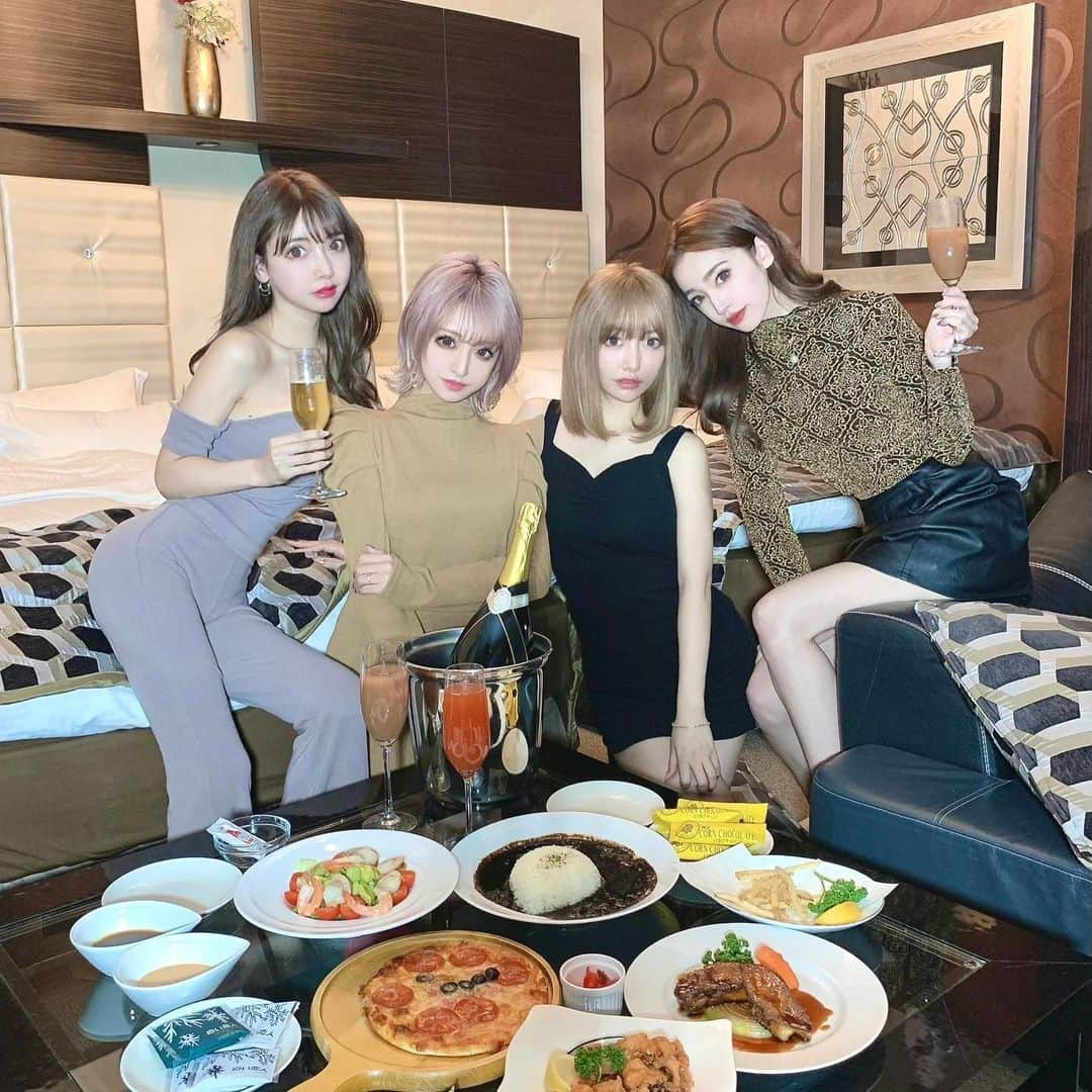 吉川ちかさんのインスタグラム写真 - (吉川ちかInstagram)「ホテル女子会の時の ディナーだよん！ めちゃくちゃ豪華な日で わいわい楽しく頂きましたぁ🥺💓  @glanzhotels_roppongi  @glanzhotels_azabu   ↑ここに泊まれば豪華な お部屋やディナー、ジャグジーを楽しめるよ✌️💕  六本木や麻布十番の華やかな 立地での上品で 落ち着いたスタイリッシュな オシャレインテリア空間🥺💓  オーガニックシャンプーや コンディショナー、ボディーソープ、化粧品などアメニティーもすごく揃ってて素晴らしかった☺️✨ 完璧な空間過ぎてまた行きたい💓  #glanzhotels#glanzhotelsroppongi#glanzhotels#glanzhotelsazabu#ホテル女子会##女子会パーティー #女子会ホテル#水着#水着コーデ#ジャグジーバス」11月29日 21時20分 - yoshikawachika_1116