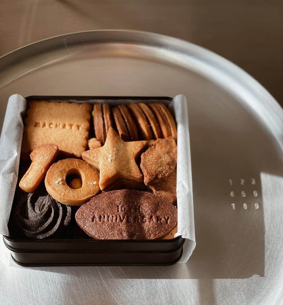正中雅子のインスタグラム：「マチャット缶🍪♡  10周年。 10年間、1人ではなく沢山の人達が支えてくれて続けてこれた😌 MACHATTに関わってくれた大切な人たちへ感謝の気持ちをたーくさん込めて🍪  みんなが喜んでくれて嬉しかった♡ 幸せのクッキーだ☺️  made by @kyanae.bon 🍪  #MACHATT #マチャット缶 #kyanaebon」