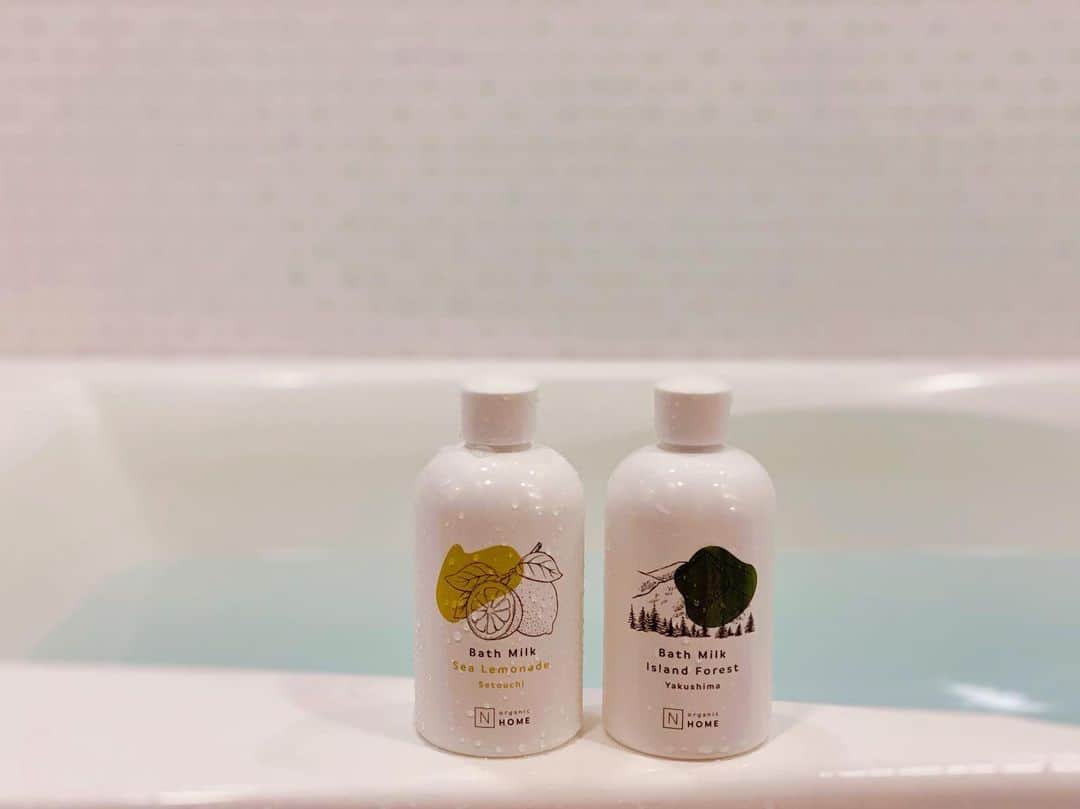 高山直子さんのインスタグラム写真 - (高山直子Instagram)「毎日お風呂に入ることがほぼ唯一の1人時間&美容時間&リラックスタイムと、とにかくお風呂の時間だけは死守します🛀  そんなわたしが感銘を受けたコンセプトの入浴剤が12月1日より新発売！あの、スキンケアブランドN organicからHOMEラインとして登場です✨ 1つは、瀬戸内のやわらかい海風とほんのり甘いレモネードを想像させる「シーレモネードの香り」🍋 そしてもう1つは、シダーウッドやゼラニウムのアコードが屋久島の深い森と雨や土の匂いを想像させる「アイランドフォレストの香り」🍃 どちらもとても心地よい香りで、脳裏に旅先が浮かぶ感覚🌿  スキンケアのようにしっとり包みこまれるようなとろみのある乳白色のお湯になるので、お風呂上がりも心地いい。ゆっくり温まると、いい気分で眠れる気もします☺️ 見た目もとても可愛いので、プレゼントにも最高だと思います✨  #その土地を薫るバスミルク #入浴剤 #Norganic#Nオーガニック #PR」11月29日 21時25分 - nao_70koro