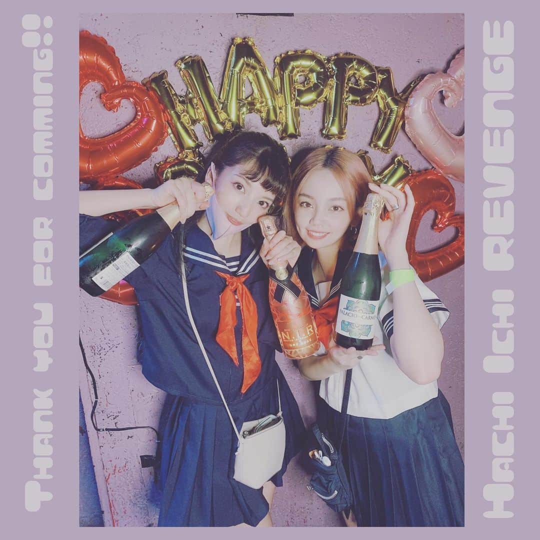 のインスタグラム：「🎂  3ヶ月越しの生誕リベンジ #はちいち REVENGE ご来場ありがとうございました！！  「同時来場50人超えたら入場制限します！！」  なんてアナウンスする反面、  「どうせ私なんか人望ないから誰も来んよ！！ 誰も来なかったら床にトランプぶちまけて神経衰弱してやる！！！！😭😭😭😭😭」  って前日大泣きしてメンブレ起こしまくってた。笑笑  顔だけ出してくれたお客様やハシゴついでに来てくださったお客様を含め、 入れ替えがありながらお客様だけでも70名以上、関係者含めたら80超え…？？ とにかくたくさんのお客様に祝っていただきました😭😭😭❤️  本当にありがとうございました！！  🎂」