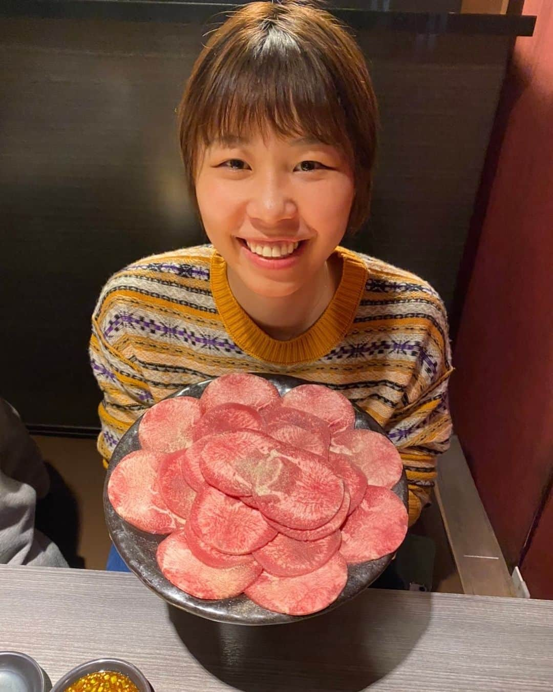 藤堂なな子さんのインスタグラム写真 - (藤堂なな子Instagram)「21歳になりましたー！🎂 たくさんのメッセージありがとうございます🍖  21年間育ててくれた両親に感謝いたします。ありがとう。  何歳になっても私の周りには素晴らしい人々に囲まれて幸せです。 きっとこれからも環境に恵まれて生きていくのだろうな、と根拠のない自信のもと一生懸命頑張りまーす✨  濃い濃い濃い20歳、きっとこの一年は人生の中で大きい財産になる一年だったと思います。 これからも色んなことを経験したり、色んな人と出会ったりして、刺激ある毎日を過ごしたいです。  以上！  #牛タン最高#良い肉の日」11月29日 21時35分 - todonanako