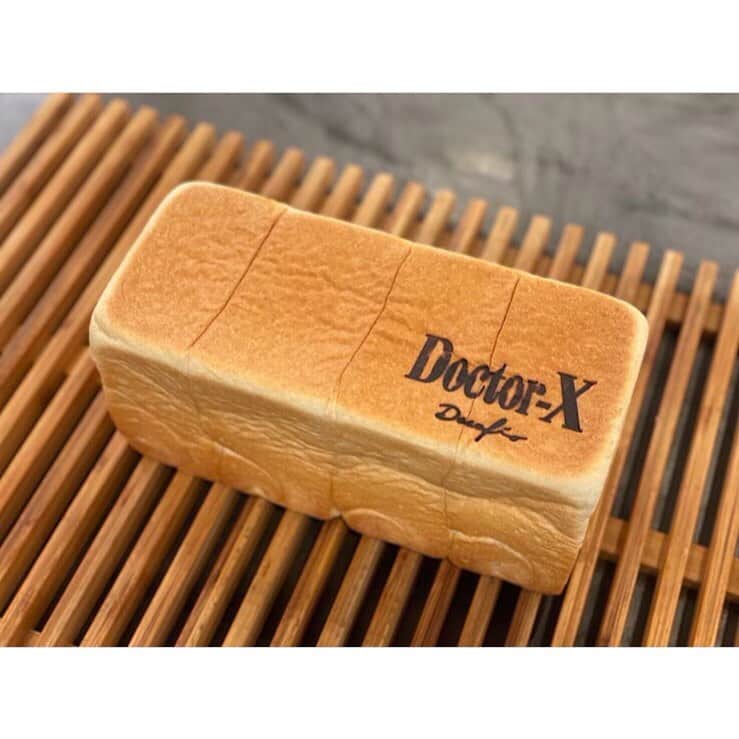 米倉涼子のインスタグラム：「いつも大好きぱん士郎さんに 特別なお願いをして  ドクターX　×　Desafio  のコラボ食パンを作って頂きました🍞 ぷぷぷぷぷ💕  Love you always, Pan Shiro – Thank you for granting our special request for a Doctor X x Desafio collaboration shokupan loaf!  lol💕  @doctorx_official @panshirou」