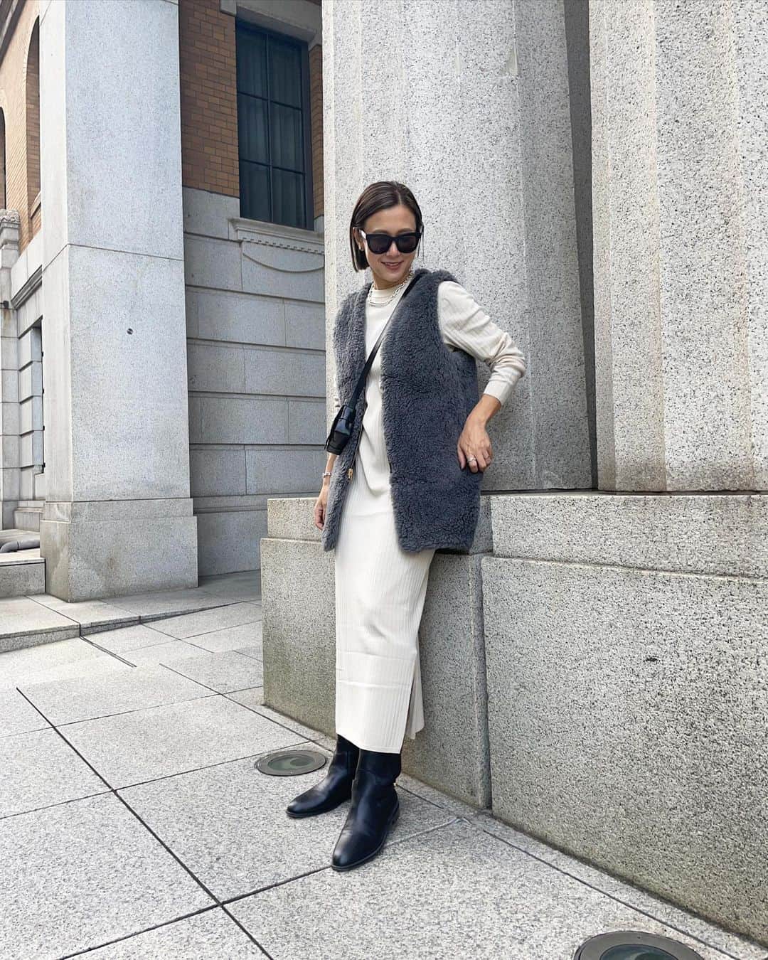 のインスタグラム：「2021/11/29  ランチはブュッフェだったので、苦しくないようにワンピース👗 食べる気満々だったのに全然食べられなかったのが悔しい🙍‍♀️笑　  じゅんちゃんのお誕生日のお祝いも出来て、喜んで貰えて私も幸せな気分に❤️おめでとう🥳  @hanadako_garden @natsu420 @iiyyssii   vest #thereracs  one-piece #newans boots #dior bag #bottegaveneta」