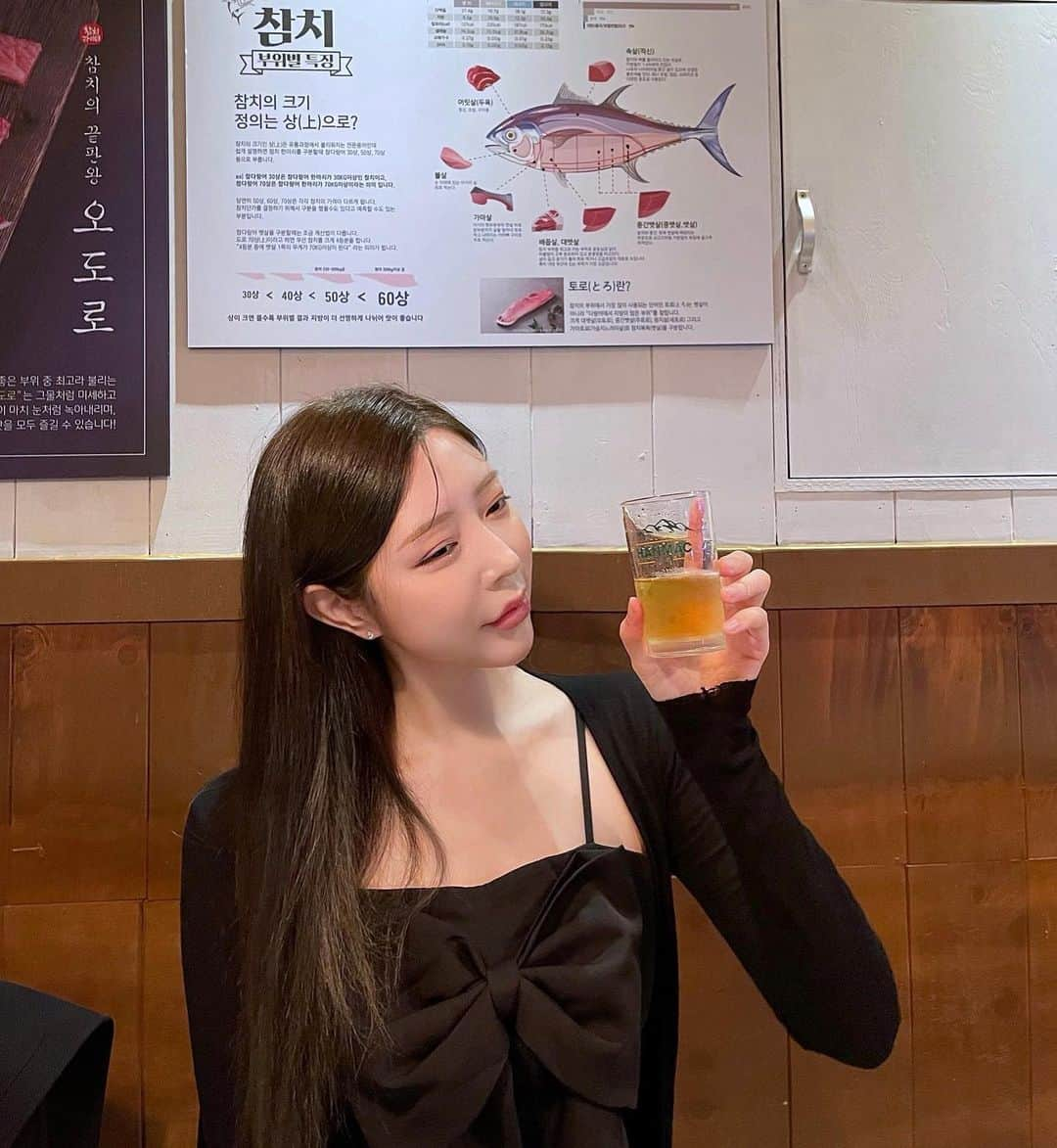 Choi Somiさんのインスタグラム写真 - (Choi SomiInstagram)「⠀⠀⠀⠀ #글랜더 #glander  아빠랑 참치에 소맥 치얼스🍻 입에서 살살 녹아요🖤 배민 배달로도 너무너무 맛있는데 매장에서 먹으니.. 미쳤어!!  #여수맛집 #참치라이더화장점 #SA등급참치 #편안한가격」11月29日 21時53分 - cxxsomi