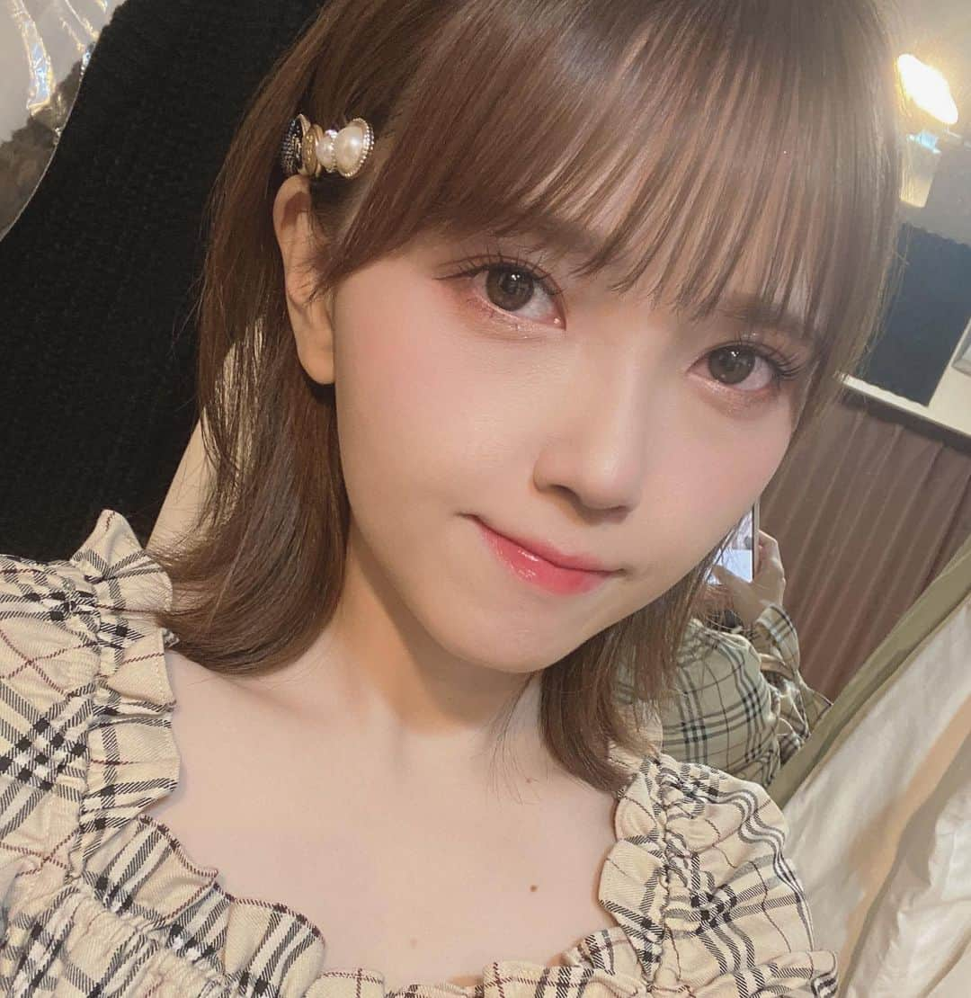 鬼頭明里さんのインスタグラム写真 - (鬼頭明里Instagram)「🤳🤳🤳 　 　 　 　 　 　   自分の自撮りってなんかあげるの躊躇しちゃうけど 私も好きな方の自撮り「あげてくれ！！！！たのむ！！！！もっとみたい！！！」って思うから 私にもそう言ってくれる人たちのためにあげてもいいかもしれないって思ってあげます  DMとかコメントいつもありがとう📝 読んでます👀  #長くなりましたが言い訳でした #後ろ写ってるけど気にしない」11月29日 22時15分 - akarikito1016