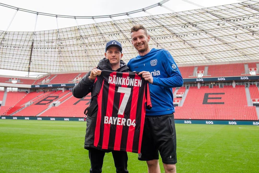 ルーカス・フラデツキーのインスタグラム：「Met the biggest boss out there last week, and signed him directly to @bayer04fussball 🤠 Was a pleasure Kimi ,enjoy the last couple of races and the fully deserved retirement, beers are on me next time we meet 🍻」