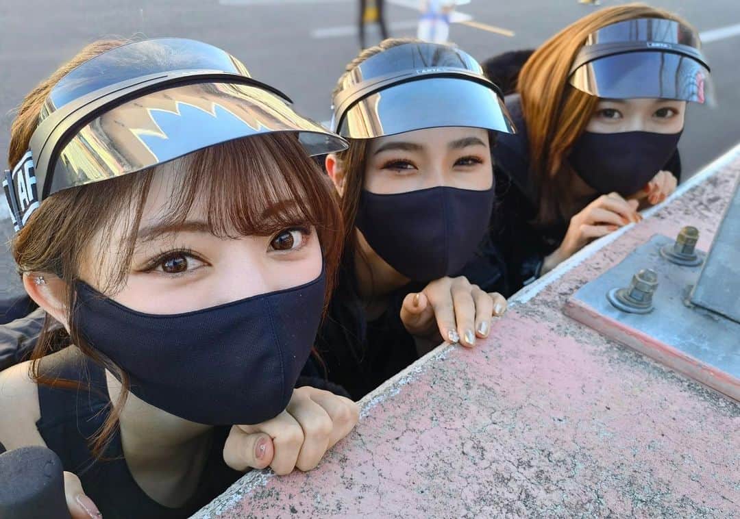 神尾美月のインスタグラム：「最終戦が終わりました。ARTAは最高なチームです。笑って悔しんで、そして泣いて沢山の想い出を皆と作れたシーズンでした。応援してくれた皆さんありがとうございました。  来年もチームARTAの応援をよろしくお願いします。  🖤🧡  #ARTA#ARTAGALS#AUTOBACS#supergt #来年は全員が嬉し涙で終われますように」