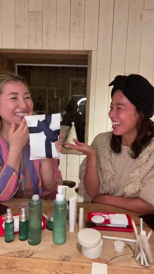 渋木さやかのインスタグラム：「⠀ ⠀ 閉店後の辻堂ロンハーマンでスキンケアからメイクまで、仲良しのオーガニック番長佐藤かなちゃんととおしゃべりしながらInstaLiveしました。(私はスキンベール推しだなぁ💭💕) スキンケアのコツから、メイクのhow toまで。楽しかったです。  良かったら観てね💋  with @grid_beauty & @kana__sato622」