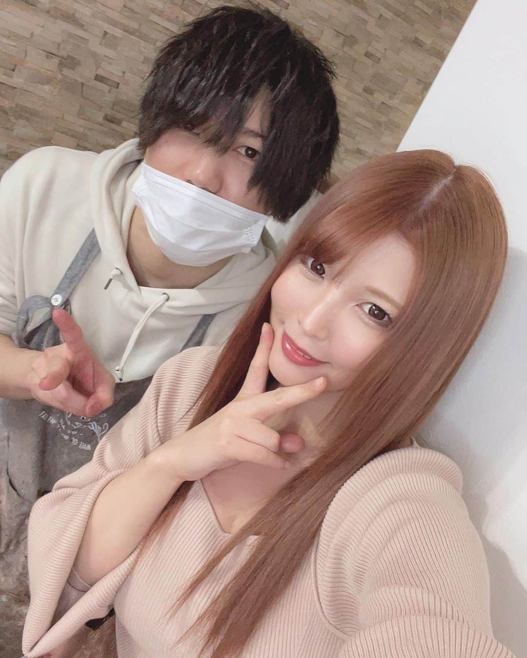 新村あかりのインスタグラム：「哲也さん@tetsuya_cerisier  にカラーとトリートメントしていただきました🙋‍♀️✨ 今回はピンクぽく！とお願いして、めっちゃいい髪色にしてくれました💓 トリートメントのおかげで髪ちゅるちゅるサラサラ🥺 新宿で通いやすいしみんなも行ってみてねー！！  #新宿 #歌舞伎町 #美容室 #ジュエリングケア  #トリートメント #ヘアカラー #ピンク」