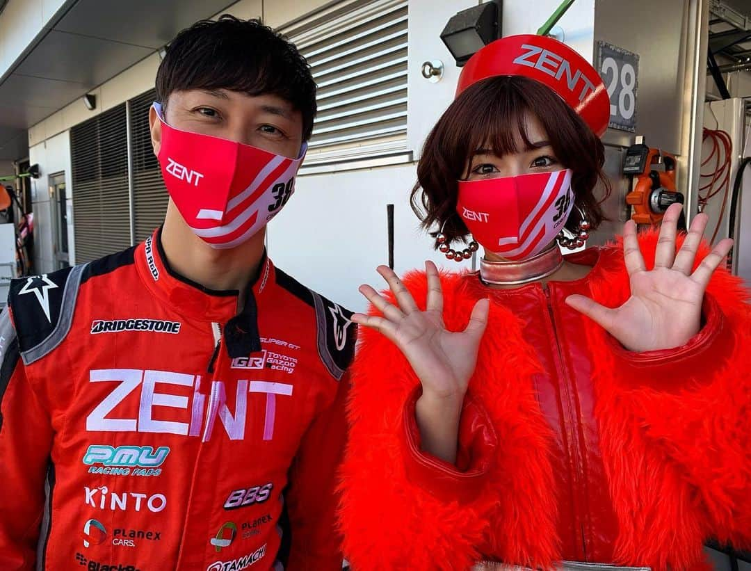 藤井マリーさんのインスタグラム写真 - (藤井マリーInstagram)「#SUPERGT Rd.8 最終戦 富士スピードウェイ  ❤️TGR TEAM ZENT CERUMO 🚗ZENT CERUMO GR Supra  週末に開催されましたスーパーGT第8戦  ついに最終戦が終了しました…！！ １年間の想いがぶつかるバトルを期待して沢山のお客様がサーキットに応援に来てくださいました♡  久しぶりにピットビューイングやレースクイーンステージに私たちも出演させていただき、ファンの方を近くでようやく感じることが出来る素敵な時間も過ごせました☺️💓  サクセスウエイトも無い中でのガチンコスピード勝負🔥  予選ではQ1担当の石浦選手が2番手のタイムを叩き出し流れを作ってくださり、Q2は富士といえばこの方！である立川選手が担当し、予選は7番グリッドを獲得！！  決勝４列目からのスタート💨 第一コーナーからのポジション争いでは7番手から12番手に大きく順位を落としてしまいましたが、  最終戦ということもあり各車一歩も譲らない展開で接触アクシデントが発生し その横をスムーズに潜り抜け9番手にポジションアップ！  今シーズンは特に決勝での追い上げる力が強い印象で ここでも着実に順位を上げていきます。  接触によるSCが導入され、前方車両との距離も縮まっていき追い上げに期待がかかる中  次々にピットに入るマシン 38号車は500車両の中では比較的に後の方でピットイン  石浦選手にバトンが繋がります！  7番手でコースに復帰し、6.5.4位と順位が上がっていく中上位5台がスープラが締める展開となった場面もありました🚗  途中順位を落としてしまう場面はありましたがそこも取り返し、決勝は5位チェッカー🏁  後半戦にかけてどんどん強くなっていくチームの姿を改めて実感しました！ 表彰台には届きませんでしたが、常に全力で立ち向かう姿を一番近くで応援できて幸せでした☺️  昨年度の最終戦もですが、やはり今年も番狂わせがあり大荒れのレースでした。  いかなる状況も乗り越え、受け入れただただ、 純粋に勝利にむかって進んでいく。 全てのチームに共通するところですよね モータースポーツは本当にかっこいい！  38号車は2度のリタイアがあったことも大きく影響されてしまし、シリーズチャンピオン争いには参加できませんでしたが、 既に来シーズンに向けて突き進んでいます💪  改めて１年間私たちと一緒に応援していただきありがとうございました✨  サーキットでの活動は最終戦をもしまして終了となりましたが、引き続きZENTsweetiesとしてのイベントや撮影会もまだまだありますので宜しくお願い致します🙏  #SGT #supergt2021 #ZENT #zentsweeties #TOYOTA #toyotagazooracing #grsupra #CERUMO #モータースポーツ #車 #富士スピードウェイ #スポーツカー #コスチューム   定期プロフィール🥀  #くびれ 55cm #おしり 1m #砂時計くびれ  #レースクイーン #グラビアアイドル #talent #mixgirl  #骨格ストレート #トレーニング女子 #ボクシング女子 元 #美容部員 #ショートカット #japanesegirl #藤井マリー」11月29日 22時37分 - fujimary_6