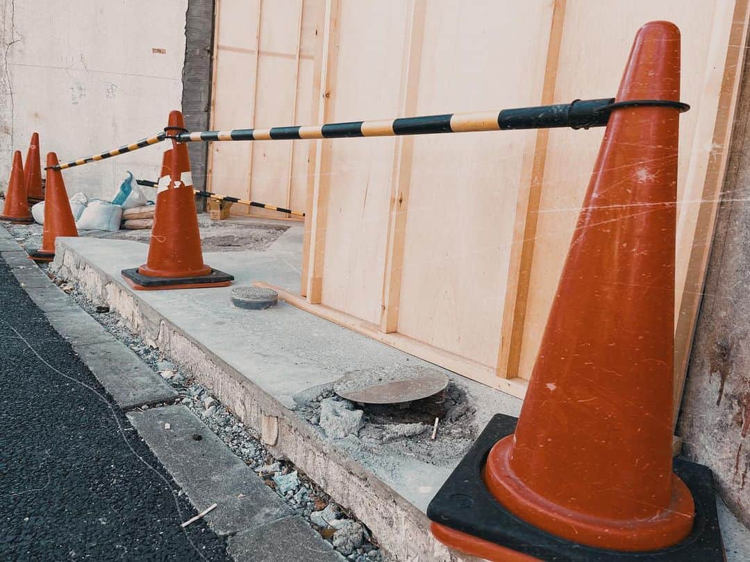 崎乃奏音のインスタグラム：「好きな感じの写真です。  #エモい #japan #tokyo #construction #safetycone #clock #studio #三角コーン #時計 #スタジオ #工事」