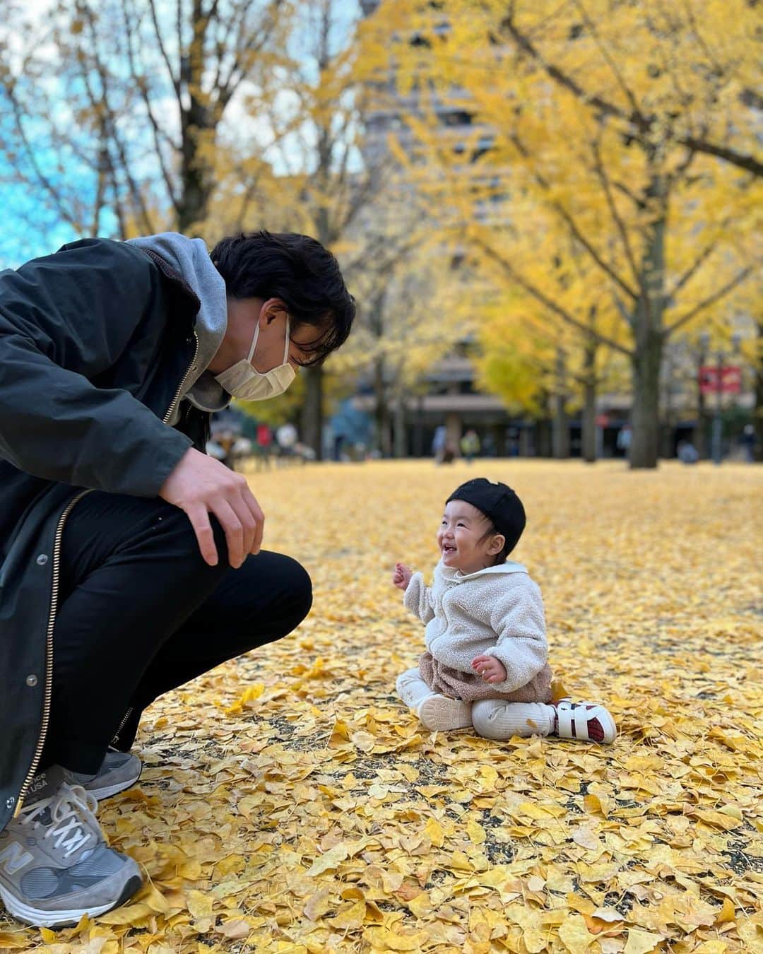 森直美のインスタグラム：「秋の思い出✨ 熊本県庁のイチョウ綺麗だったね☺️  #熊本#いちょう並木#1歳#広島パパ#広島ママ」