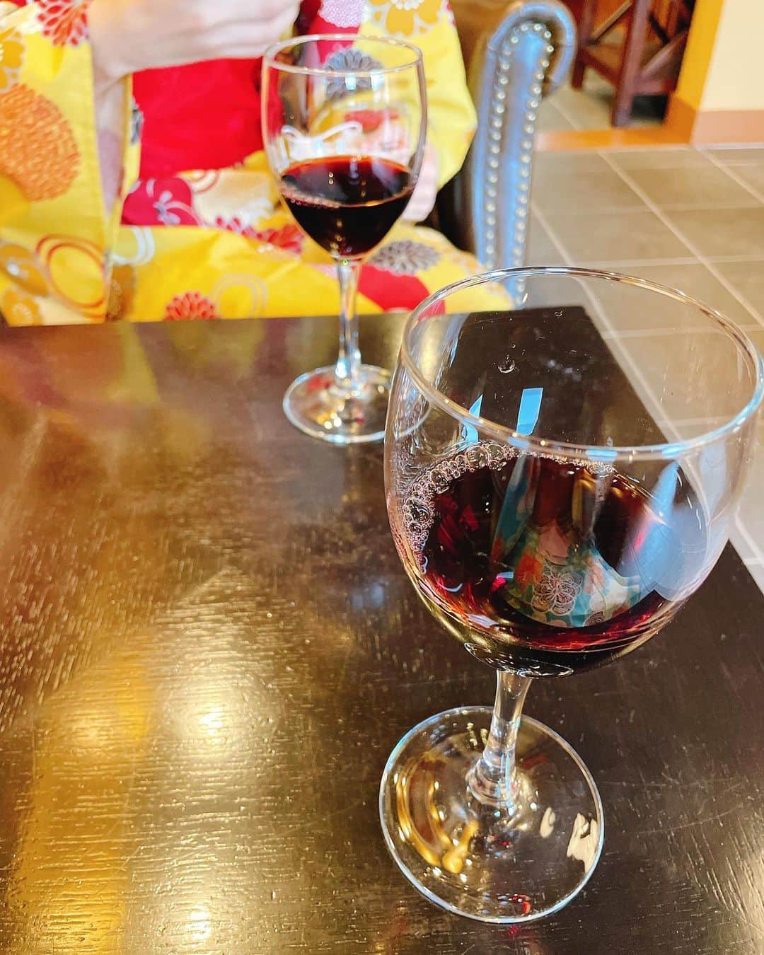 馬場ももこさんのインスタグラム写真 - (馬場ももこInstagram)「今週の水曜日よる7時〜は 北陸放送絶好調Wご覧下さい😋 五感にごちそう金沢 地元に泊まろう！ ということでほくりくアイドル部の ゆかり姫と湯涌温泉の百楽荘金沢に行ってきたよ🧖‍♀️ 別邸神楽ってところがあるんだけどすごいのよ！！ ネタバレできないのでもどかしいですが 番組見て欲しいです☺️ ⁡ 素敵なお宿はどこを歩いても楽しくて ご飯も美味しくて心がとても安らぐ場所でした✨ ⁡ そして翌週はいつも絶好調Wにゲストを 迎えるコーナーはアントニーさんと 芸人さんでaとgでしたが 今回はbとgで私、馬場ももこと ゲストさんとでロケに出ております！😳 最初のゲスト誰だと思いますか？💁‍♀️ ヒントはアナウンサー！！！笑 予想してほしいのです！！ ⁡ 来週答え合わせしましょう🤩 誰だろ誰だろ〜🤩🤩  #百楽荘#県民割#石川県#金沢市#温泉 #宿#素敵#素晴らしい#ゲスト#誰 #アナウンサー#わかった人#すごい #お仕事#楽しい」11月29日 23時02分 - momoko.baba