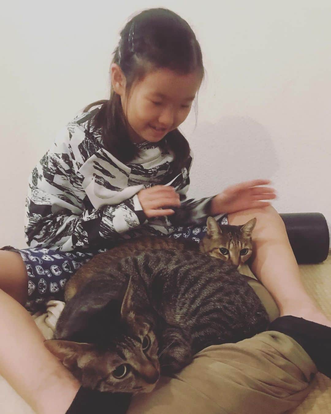 makicocomoのインスタグラム：「千歩がドリルもトコも独り占め！  昔の動画を見てたら、千歩は昔から千歩でした。 おちょけ具合が変わってない。  昔、関根勤さんが子育てで大切にしてたこととして、"とにかく笑わせる！"とおっしゃっていました。 とてもステキな関根麻里さん♡目指して笑わせて育ててたら、たまよダンスをハイテンションで踊る女子に育ってしまいました😂」