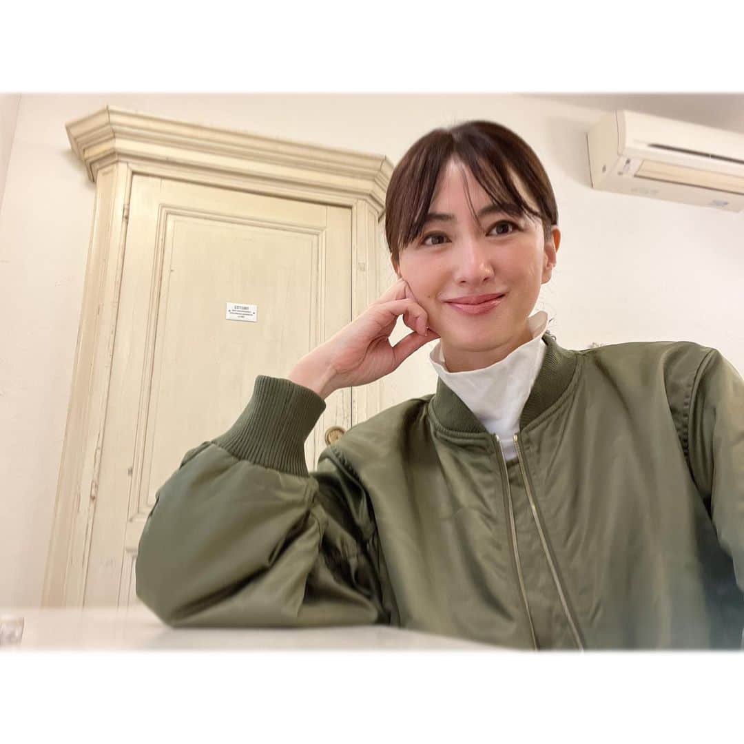 前田ゆかのインスタグラム：「今日初おろし  短くてバランスのとりやすいMA1⭐︎   シンプルで遊び心と大人の品を兼ね備えた @rocco_style_   @akiko_yamamoto__  スタイリスト山本あきこさんがdirector のブランド✨✨  女性らしい袖のギャザーや丸みのあるシルエット、コンパクトな丈感が最大のおきに入り！  #roccostyle #ロッコスタイル #ma1ブルゾン #ma1  #havelstudio  #sartore」