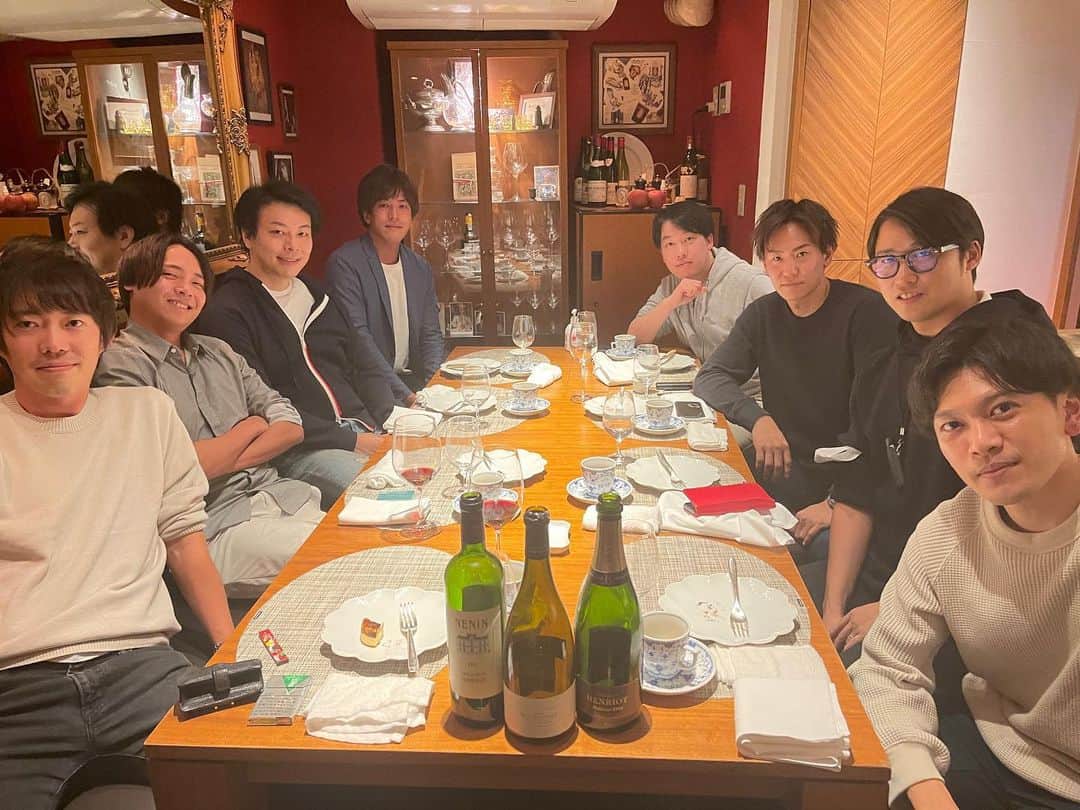 　株本祐己のインスタグラム：「StockSun幹部の忘年会。皆様のおかげで会社がまたまた伸びました。感謝。 2次会はstocksunラウンジで。」