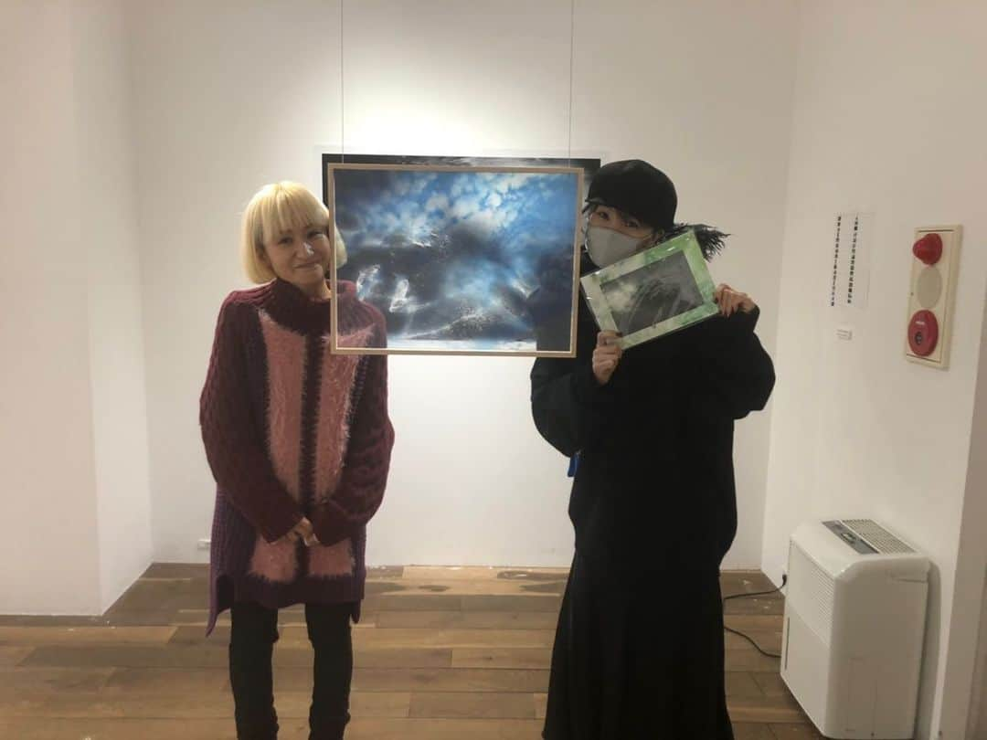 LiSAさんのインスタグラム写真 - (LiSAInstagram)「𝙈𝘼𝙍𝘾𝙊 𝙚𝙭𝙝𝙞𝙗𝙞𝙩𝙞𝙤𝙣 “𝗹𝗼𝘀𝘁 𝗶𝗻 𝘁𝗵𝗲 𝗯𝗹𝘂𝗲“  海の中の宇宙。 景色に新しい名前をくれる。世界の新しい魅せ方をみせてくれる。 そういえばMARCOさんってそういう方だなぁ。  私も宇宙をみたいなぁ🌊」11月29日 23時57分 - xlisa_olivex