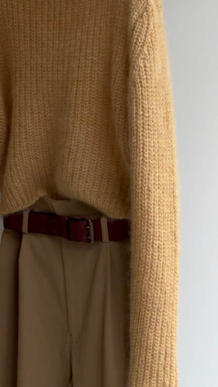 カトリーネハメルのインスタグラム：「MONDAY WEAR Woolly Sweater in yellow straw paired to Twill OV Pants in khaki belted with dark brown leather belt  Available In Stores in several colors」
