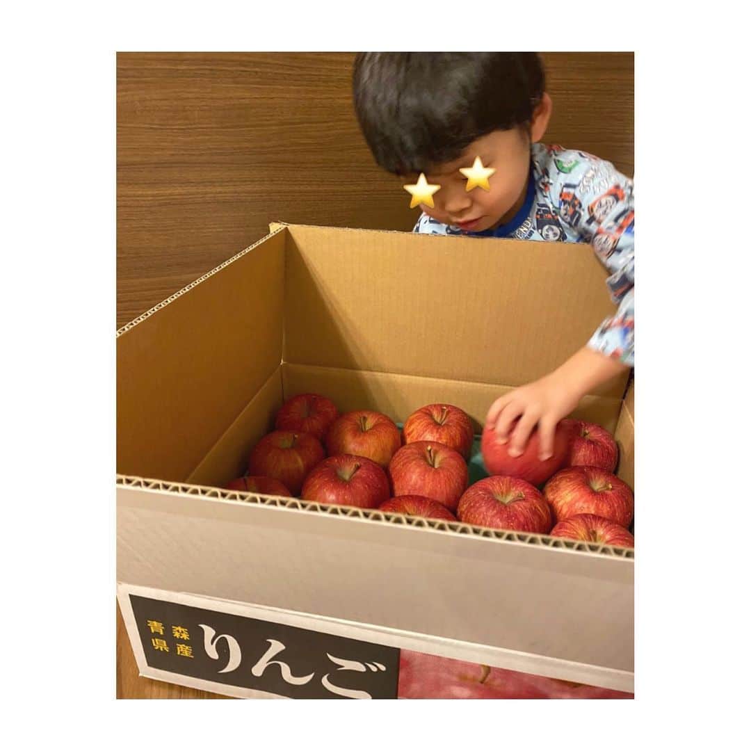 室谷香菜子さんのインスタグラム写真 - (室谷香菜子Instagram)「先日のインスタライブで私たちが食べていたりんご🍎 硬め、蜜少なめが好きな私。 皆さんのお好みは？  #りんご #りんごレシピ #青森 #故郷の味 #お届け物 #おうち時間 #フルーツ #子どものいる暮らし #子どものいる生活」11月30日 0時11分 - hbc_muroyakanako